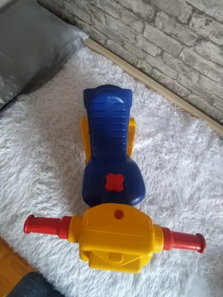 Moto infantil azul y amarilla