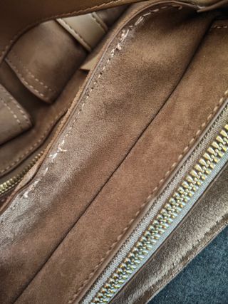 Bolso Beige con detalles dorados