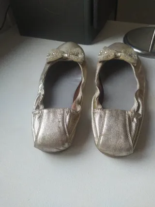 Merceditas doradas con lazo y pedrería