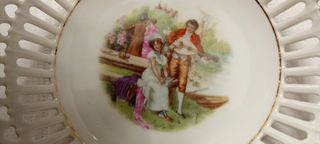 2 Antichi piatti in porcellana decorati