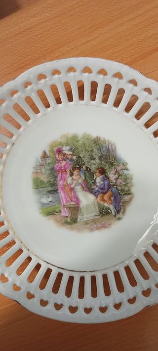 2 Antichi piatti in porcellana decorati