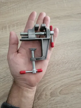 Abrazadera de sujeción metálica