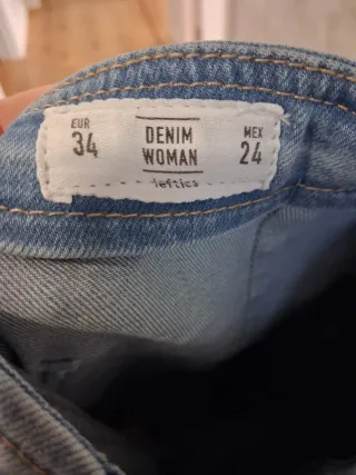 Pantalón vaquero ancho con bolsillos