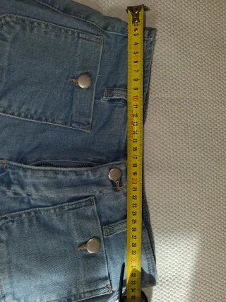 Pantalón vaquero ancho con bolsillos