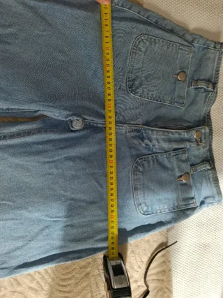 Pantalón vaquero ancho con bolsillos