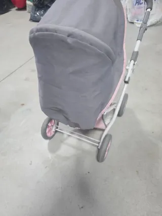 Carro de muñecas gris y rosa