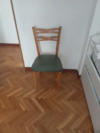 Juego de 2 sillas de madera y plástico