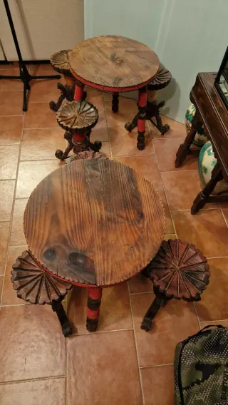 Conjunto mesas y taburetes madera