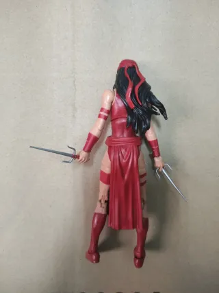 Figura Marvel Legends Elektra de rojo