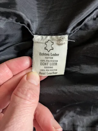 Chaqueta de piel F&Co negra