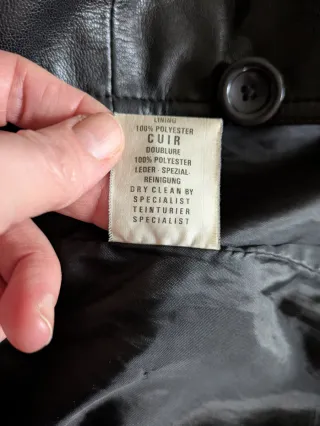 Chaqueta de piel F&Co negra