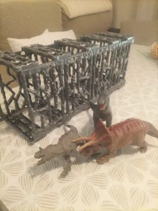 Jaula de dinosaurio con 3 figuras