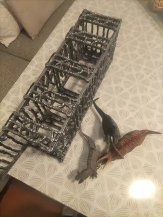 Jaula de dinosaurio con 3 figuras