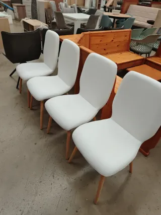 Juego de 4 sillas blancas de tela y madera