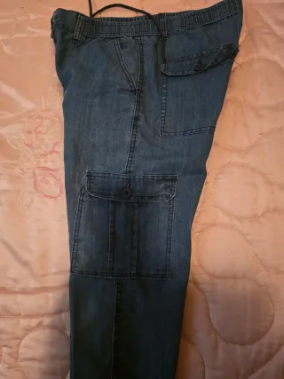 Pantalones azules con bolsillos