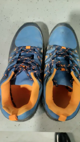 Botas de montaña azules y naranjas