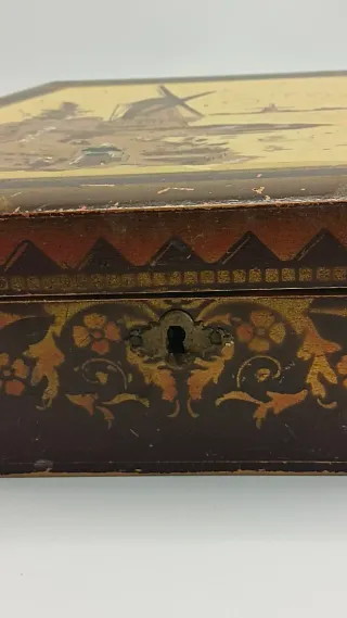 Antigua caja decorativa hexagonal