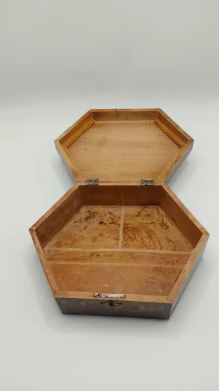 Antigua caja decorativa hexagonal
