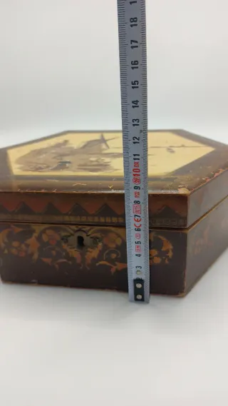 Antigua caja decorativa hexagonal