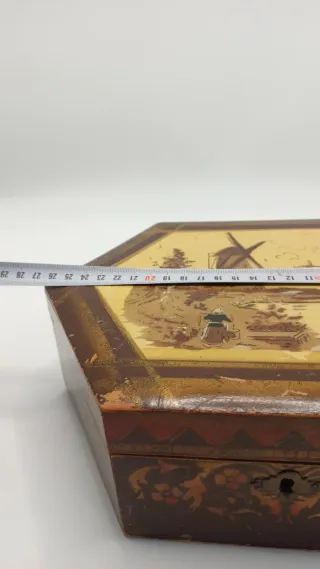 Antigua caja decorativa hexagonal