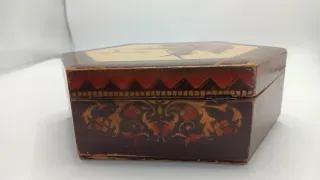 Antigua caja decorativa hexagonal