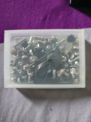 Caja de tornillos para ordenador