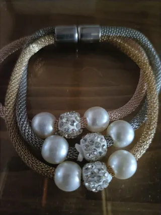 Pulsera con perlas y detalles brillantes