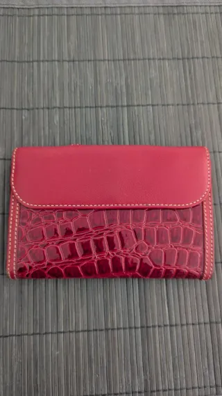 Cartera de mano Guy Laroche granate.