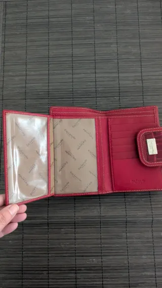 Cartera de mano Guy Laroche granate.