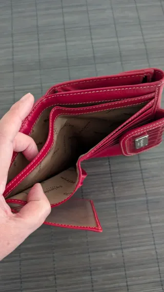 Cartera de mano Guy Laroche granate.