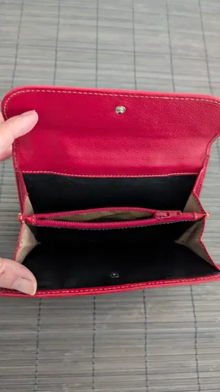 Cartera de mano Guy Laroche granate.