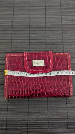 Cartera de mano Guy Laroche granate.