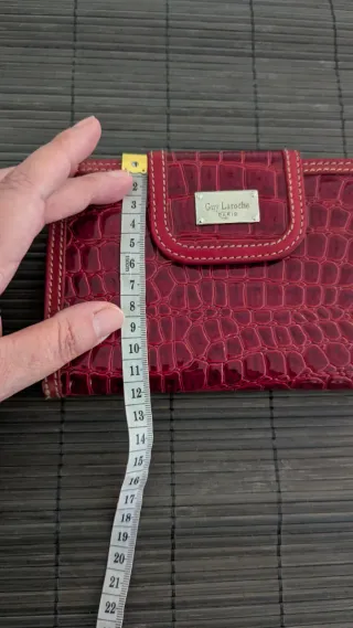 Cartera de mano Guy Laroche granate.