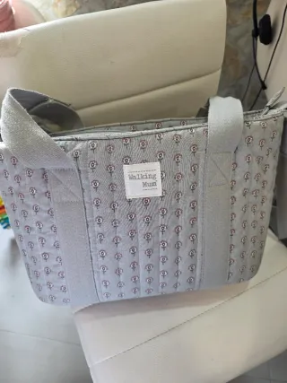 Bolso estampado floral gris bebe con cambiador