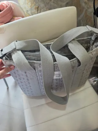 Bolso estampado floral gris bebe con cambiador