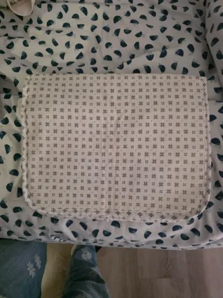 Bolso estampado floral gris bebe con cambiador