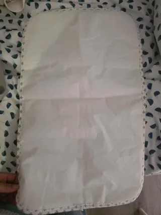 Bolso estampado floral gris bebe con cambiador