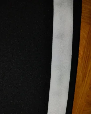 Pantalón negro con raya blanca Talla M Nuevo.