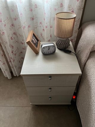 Mesita de noche de madera y plástico