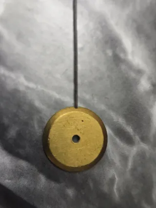 Péndulo de hilo dorado