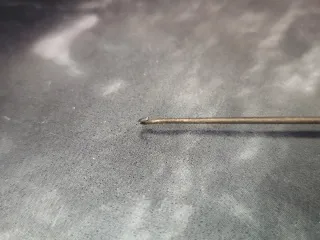 Péndulo de hilo dorado