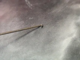 Péndulo de hilo dorado