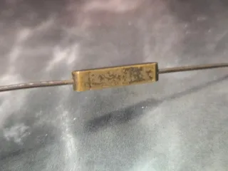 Péndulo de hilo dorado