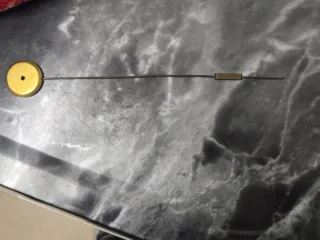 Péndulo de hilo dorado