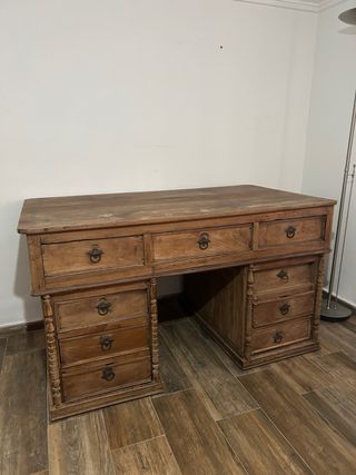 Escritorio antiguo de madera con cajones