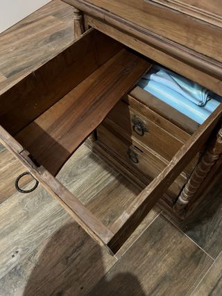 Escritorio antiguo de madera con cajones