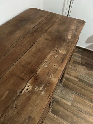 Escritorio antiguo de madera con cajones