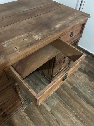 Escritorio antiguo de madera con cajones