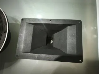 Altavoz Beyma y trompeta de agudos Zomax.