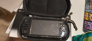 PSP 2004 negra con caja y juegos